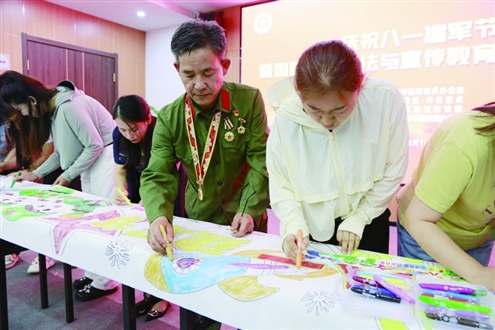 社区居民与老兵“共绘国防长卷” 济南市国动办供图
